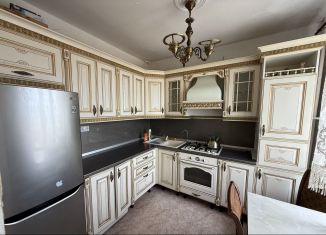 Сдается в аренду 4-ком. квартира, 80 м2, Махачкала, улица Мирзабекова