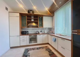 Сдается в аренду 3-комнатная квартира, 138 м2, Тюмень, улица Республики, 171к2