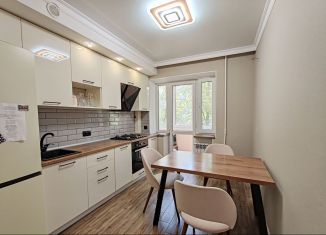 Продаю 2-ком. квартиру, 58 м2, Ставрополь, улица Михаила Морозова, 49