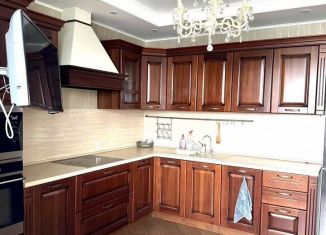 Сдам трехкомнатную квартиру, 82 м2, Республика Башкортостан, улица Набережная реки Уфы, 11к2