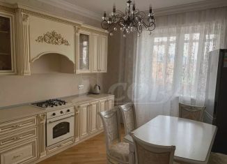 Сдается четырехкомнатная квартира, 180 м2, Махачкала, улица Хаджи Булача, 21Г
