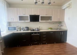 Сдам в аренду трехкомнатную квартиру, 72 м2, Хабаровск, улица Сысоева, 12