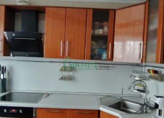 Сдам в аренду трехкомнатную квартиру, 70.2 м2, Тобольск, 6-й микрорайон, 17А