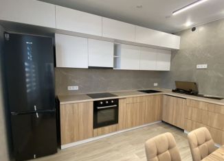 Сдается двухкомнатная квартира, 60 м2, Крым, проспект Александра Суворова, 105