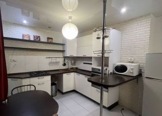 Сдам трехкомнатную квартиру, 80 м2, Тюмень, Пражская улица, 49к3