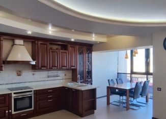 Сдаю 3-комнатную квартиру, 130 м2, Республика Башкортостан, улица Мустая Карима, 16