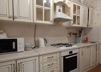 Сдается 3-комнатная квартира, 80 м2, посёлок городского типа Яблоновский, улица Лаухина, 2