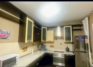 Сдача в аренду 3-ком. квартиры, 100 м2, Старый Оскол, микрорайон Степной, 21