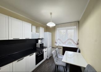 Сдам в аренду двухкомнатную квартиру, 46 м2, Тюмень, улица Ватутина, 4