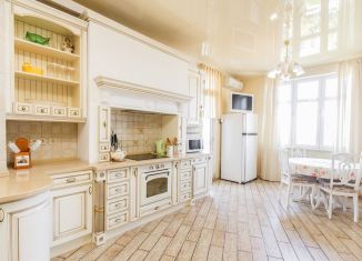 Сдам в аренду 3-комнатную квартиру, 127 м2, Сочи, улица Войкова, 35