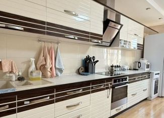 Сдается в аренду трехкомнатная квартира, 96 м2, Саратов, улица имени Н.Г. Чернышевского, 52А