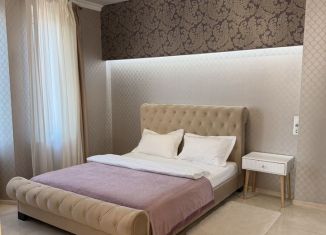 Сдаю в аренду 2-ком. квартиру, 70 м2, Калининград, улица 1812 года, 126