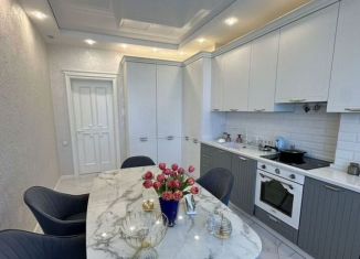 Сдам 3-комнатную квартиру, 112.8 м2, Грозный, улица Хамзата У. Орзамиева, 45