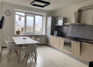 Сдам 2-ком. квартиру, 80 м2, Ростов-на-Дону, улица Закруткина, 68