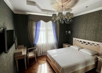 Сдам в аренду 3-комнатную квартиру, 120 м2, Сочи, Демократический переулок, 8