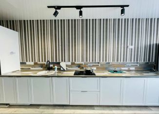 Сдается двухкомнатная квартира, 67 м2, Оренбургская область, улица Терешковой, 134А