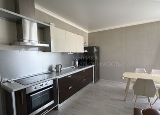 Сдаю в аренду однокомнатную квартиру, 56 м2, Тюмень, улица 50 лет Октября, 4