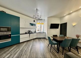 Сдается в аренду 2-комнатная квартира, 77 м2, Тюмень, улица Валерии Гнаровской, 12к7