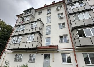 Сдается двухкомнатная квартира, 48 м2, Кабардино-Балкариия, улица Толстого, 190