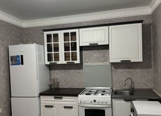 Сдается в аренду двухкомнатная квартира, 48 м2, Махачкала, улица Азиза Алиева, 6А