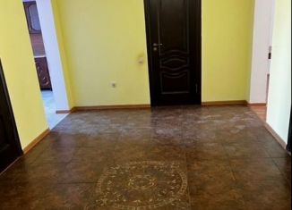 Сдаю 3-ком. квартиру, 100 м2, Махачкала, проспект Али-Гаджи Акушинского, 3