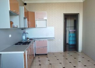 Сдается двухкомнатная квартира, 80 м2, Махачкала, улица Магомеда Гамзатова, 53