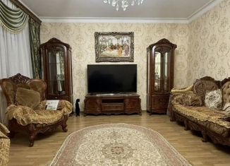 Сдам в аренду 2-ком. квартиру, 104 м2, Махачкала, улица Генерала Омарова, 39