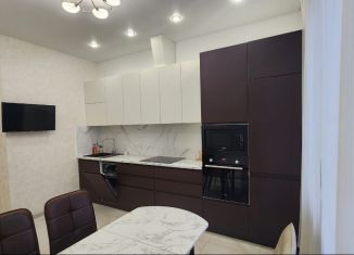 Сдам двухкомнатную квартиру, 80 м2, Нижний Новгород, улица Максима Горького, 70