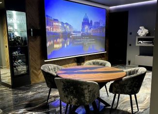 Сдается трехкомнатная квартира, 110 м2, Саратов, Славянская площадь, 2