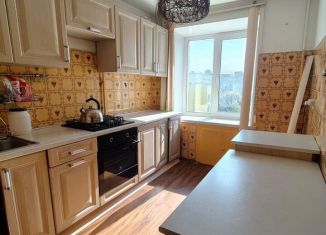 Сдается в аренду трехкомнатная квартира, 67 м2, Уфа, Революционная улица, 12