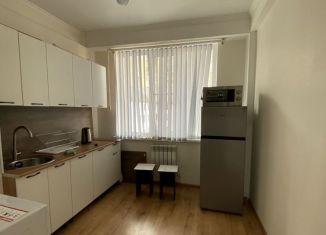 Сдается в аренду двухкомнатная квартира, 67 м2, Махачкала, улица Эльзы Ибрагимовой, 5к11